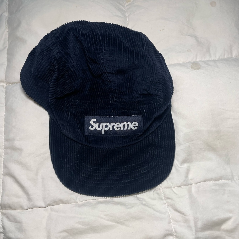 Supreme corduroy hat. Good as new. Authentic !